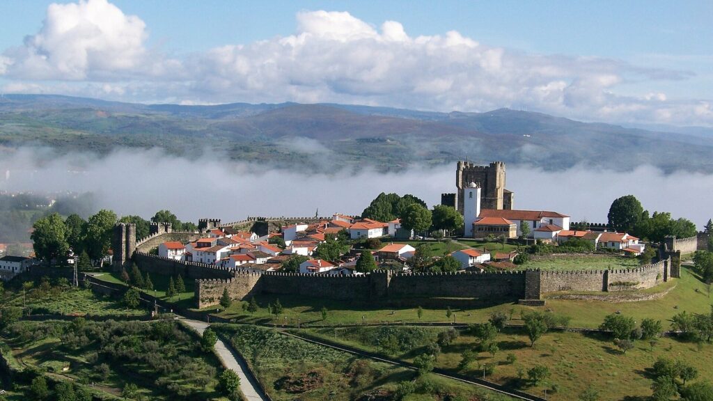 Castelo de Bragança sobre o nevoeiro